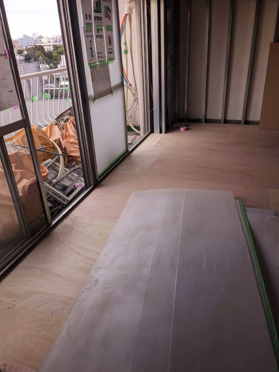 東京都杉並区にて店舗の置床工事を行いました。乾式二重床