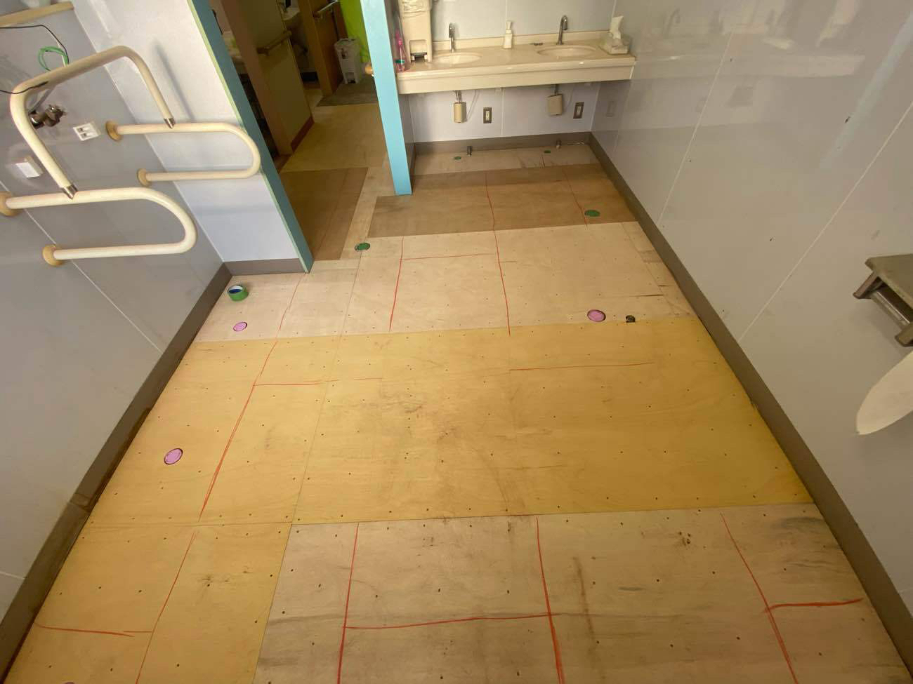 千葉県白井市にて店舗のトイレ改修に伴う置床工事を行いました。フリーフロアCP