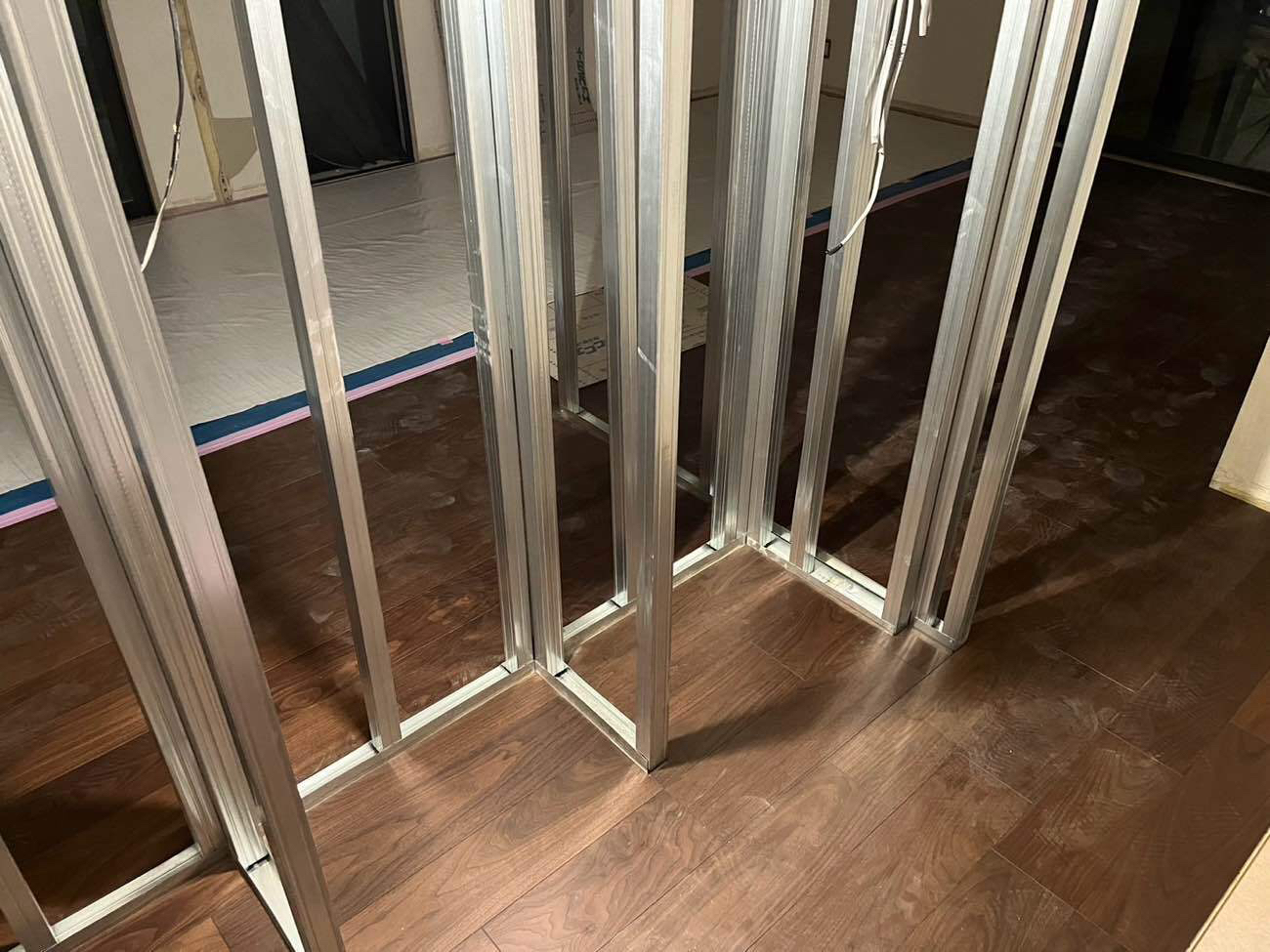 千葉県千葉市美浜区にてマンションのフローリング工事を行いました。