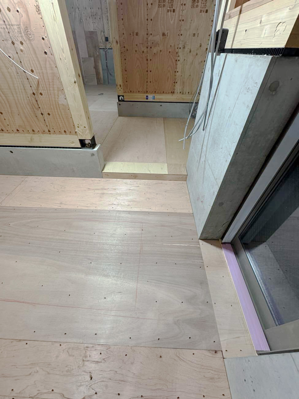 東京都渋谷区にて戸建住宅の置床工事を行いました。乾式二重床