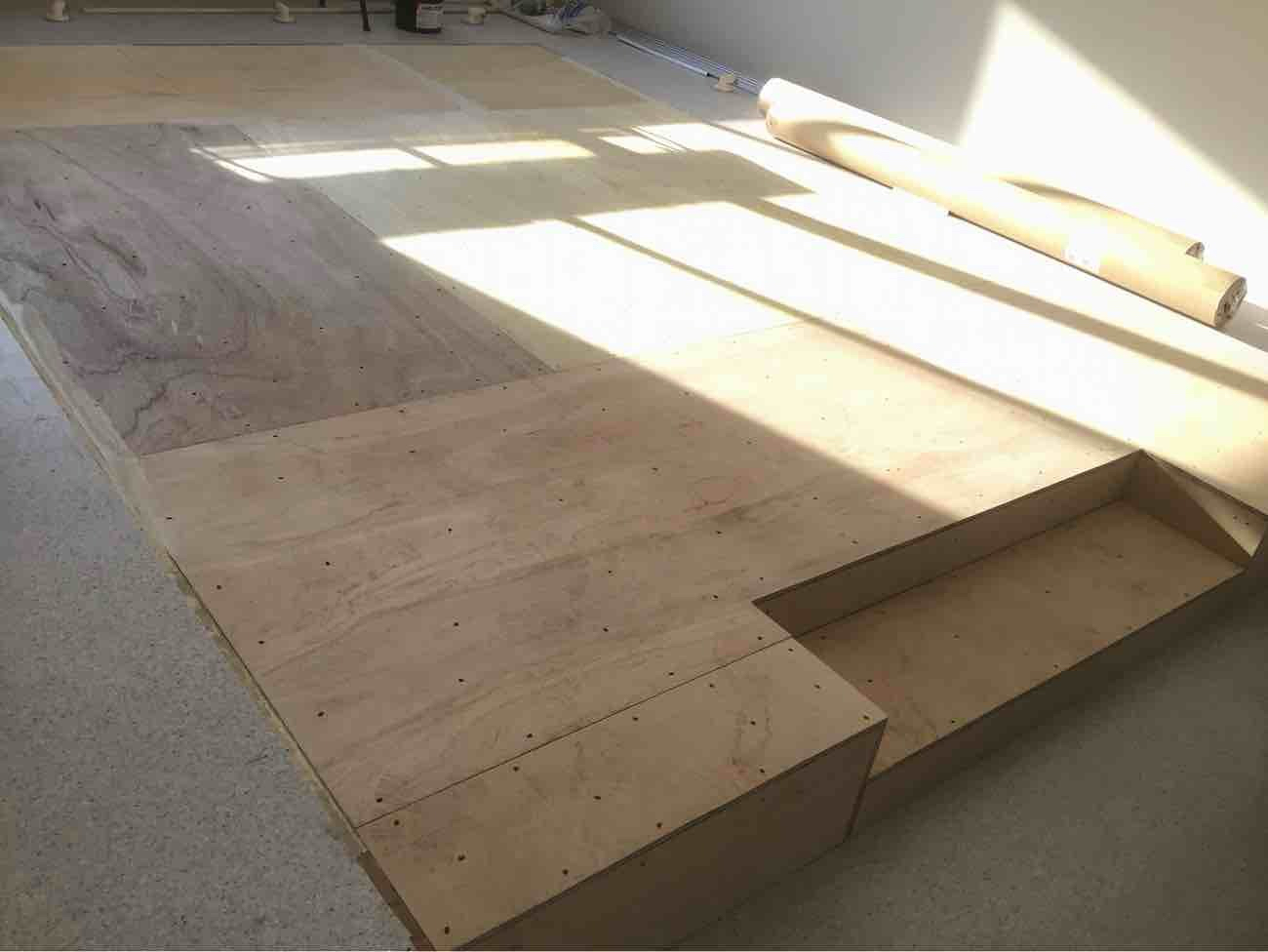 神奈川県川崎市川崎区　ロッカー棟の置床工事　乾式二重床