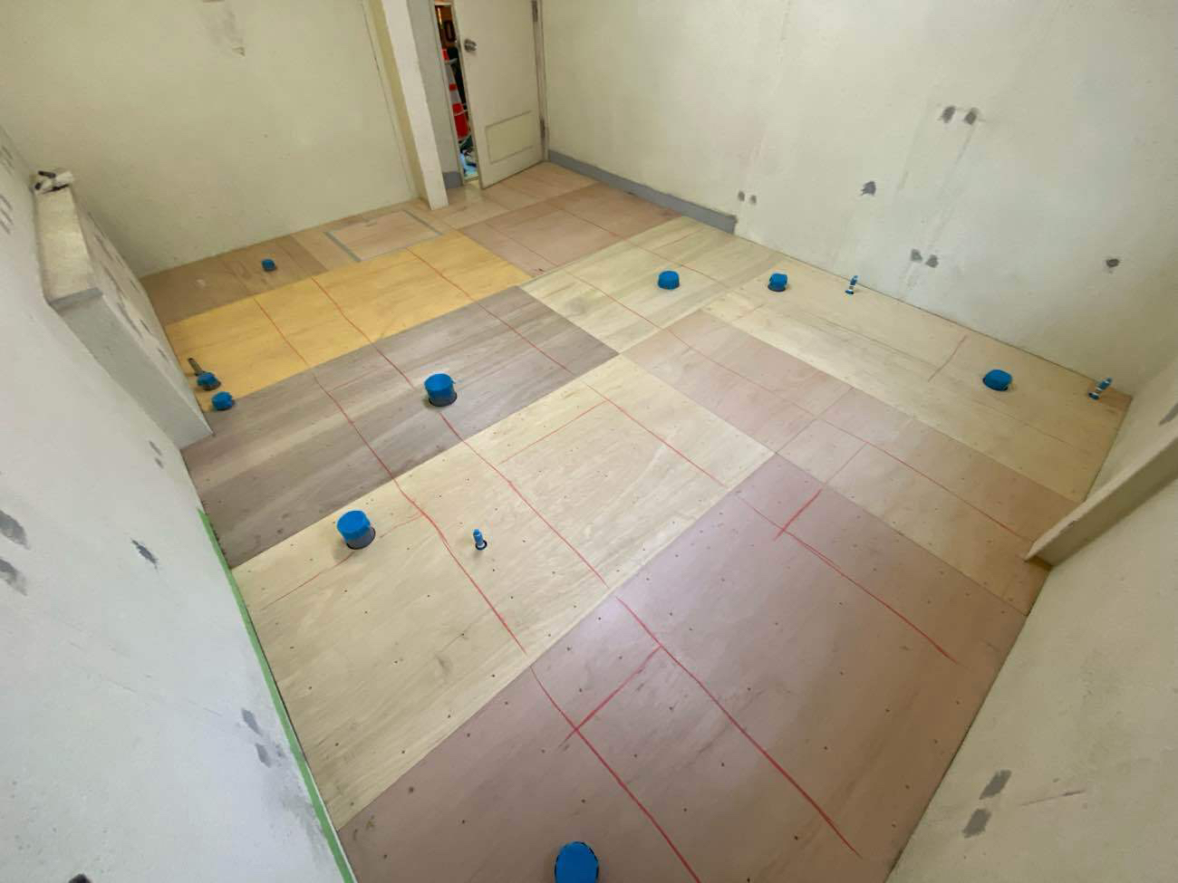 神奈川県鎌倉市にて小学校トイレ改修の置床工事を行いました。乾式二重床