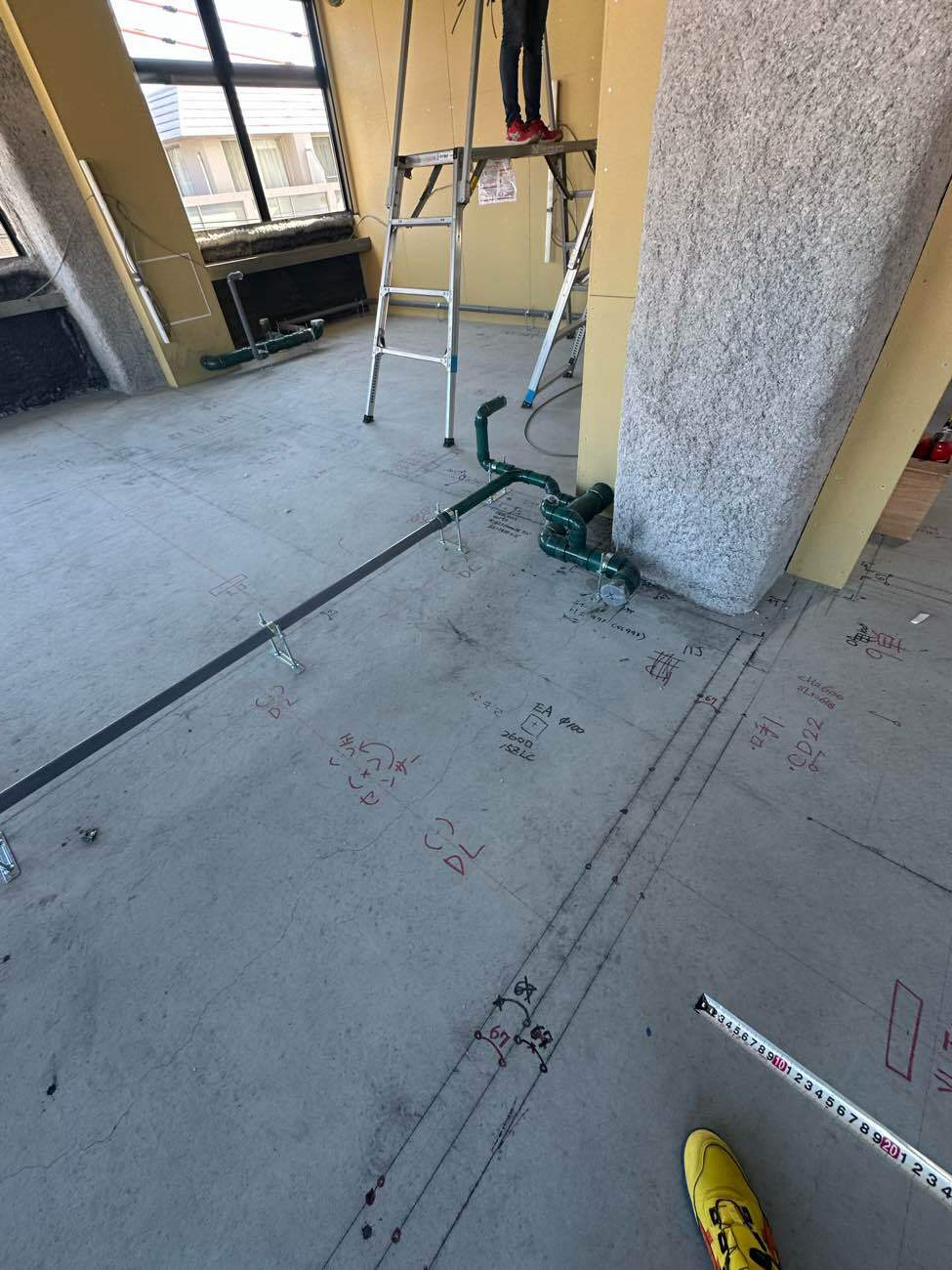 神奈川県大和市にて店舗の置床工事を行いました。乾式二重床