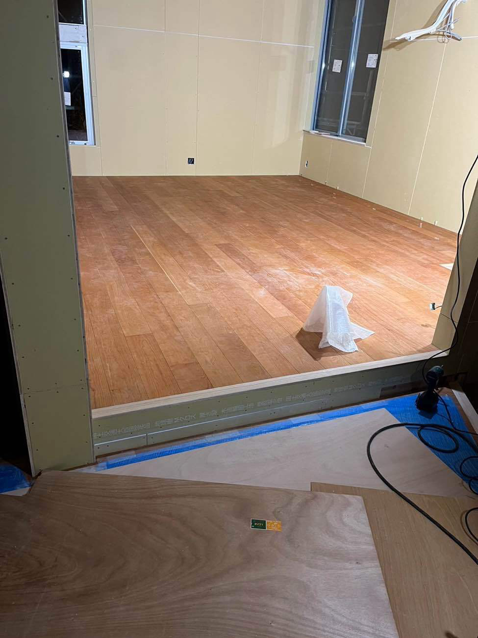 神奈川県横須賀市にて新築戸建住宅の置床・フローリング工事を行いました。乾式二重床