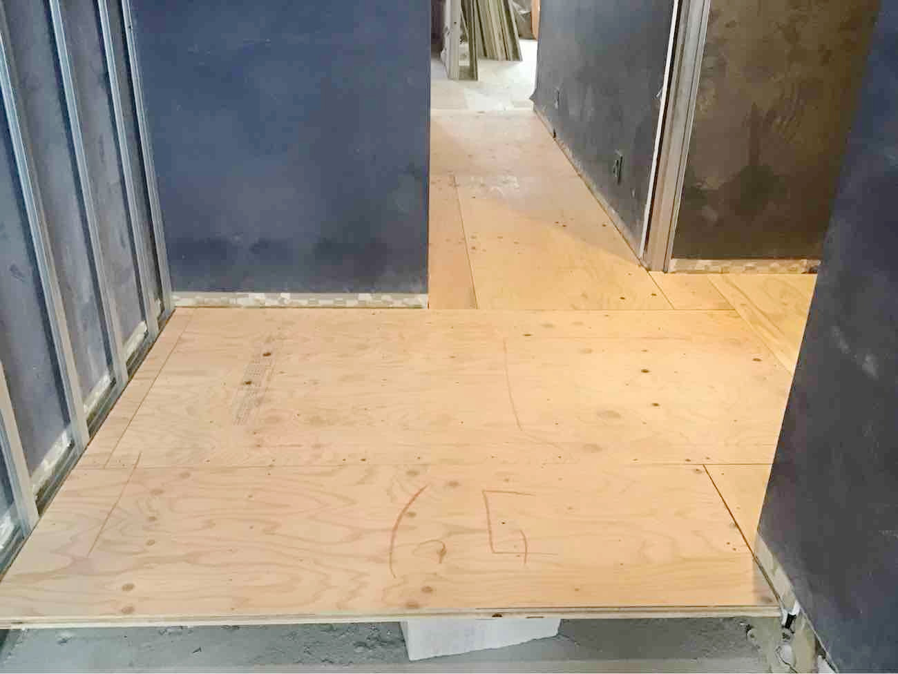 東京都世田谷区にて大学の置床工事を行いました。針葉樹構造用合板
