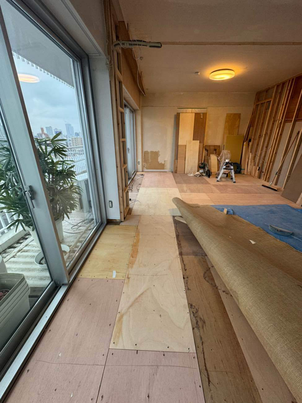 東京都港区にてマンション置床工事を行いました。乾式二重床