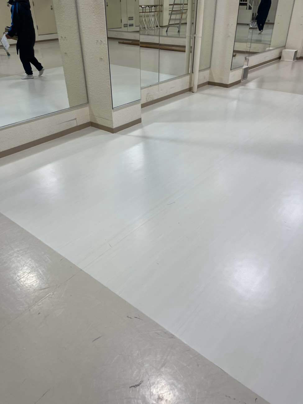 東京都新宿区にて店舗の床改修と置床工事を行いました。乾式二重床