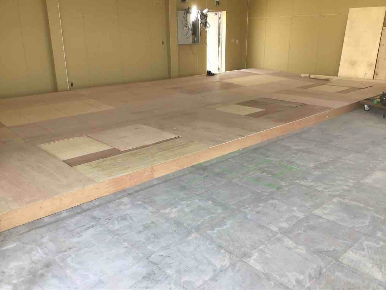 茨城県稲敷郡にてシミュレーションゴルフ店舗の置床工事を行いました。乾式二重床