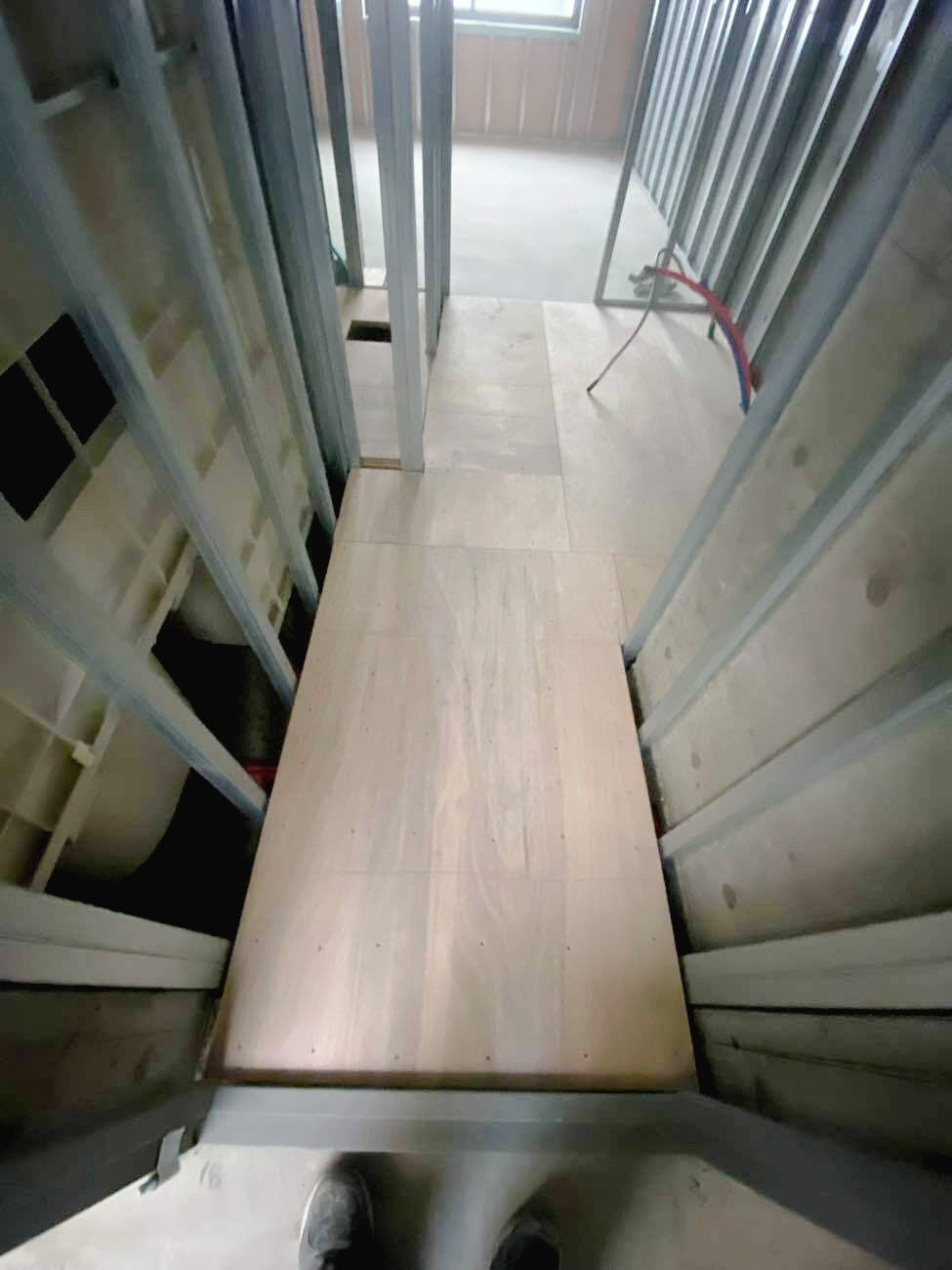 東京都世田谷区にて新築マンションの置床工事を行いました。乾式二重床