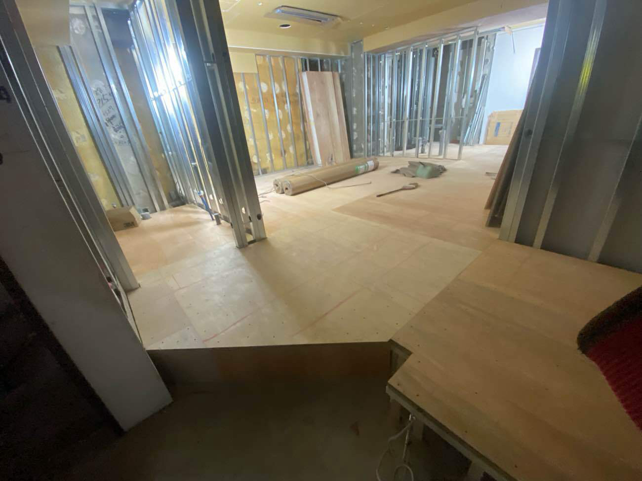 東京都港区にてクリニックの天井・壁・置床一括請負工事を行いました。