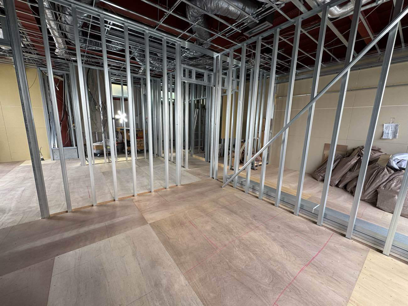 京都府京都市の店舗にて置床工事を行いました。乾式二重床