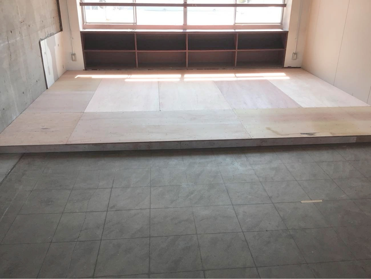 東京都世田谷区にてオフィスの置床工事を行いました。乾式二重床