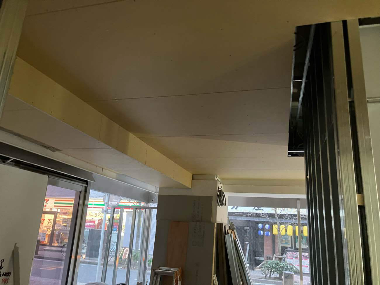 東京都港区にてクリニックの天井・壁・置床一括請負工事を行いました。