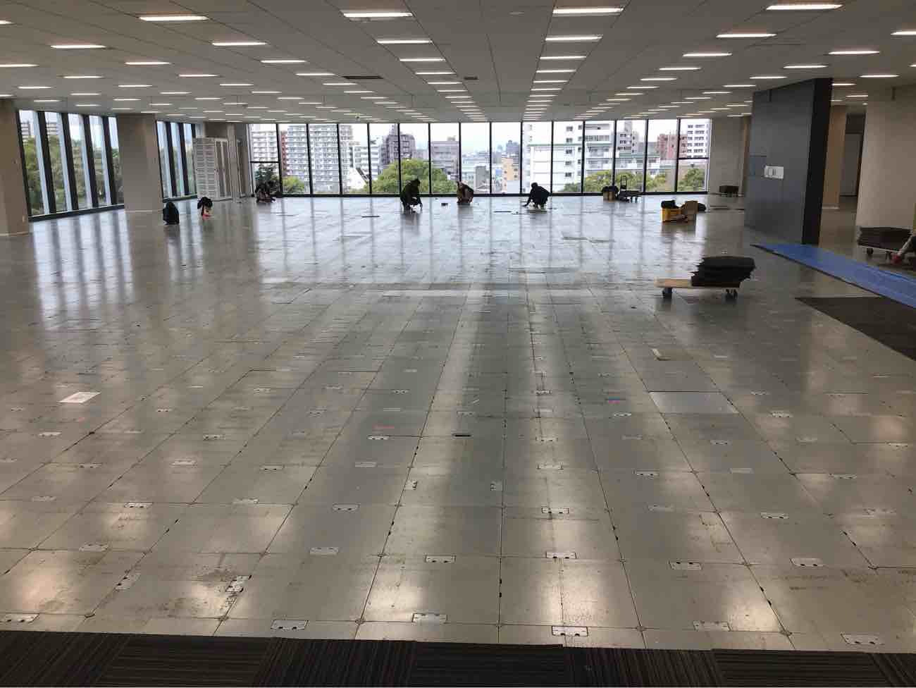 東京都大田区にてオフィスOA復旧工事を行いました。支持脚レベル調整