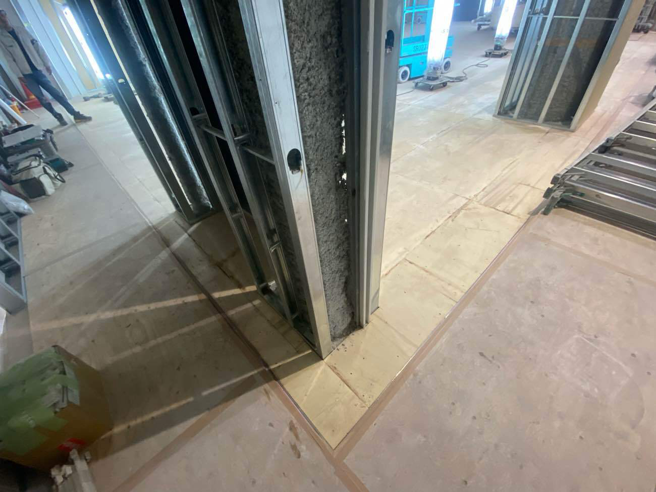 東京都武蔵村山市にてテナントの置床工事を行いました。乾式二重床