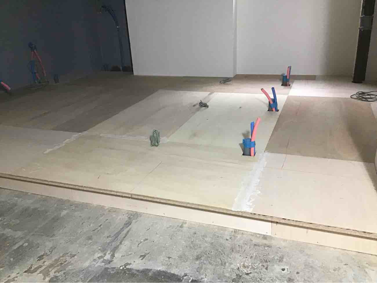 東京都渋谷区にて美容室の置床工事を行いました。乾式二重床