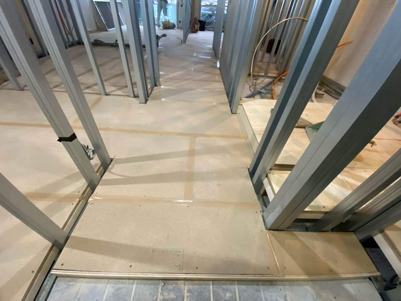 東京都中央区にて店舗の置床工事を行いました。乾式二重床