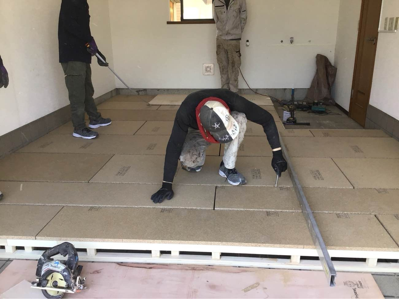 神奈川県茅ケ崎市にて飲食店舗の置床工事を行いました。乾式二重床
