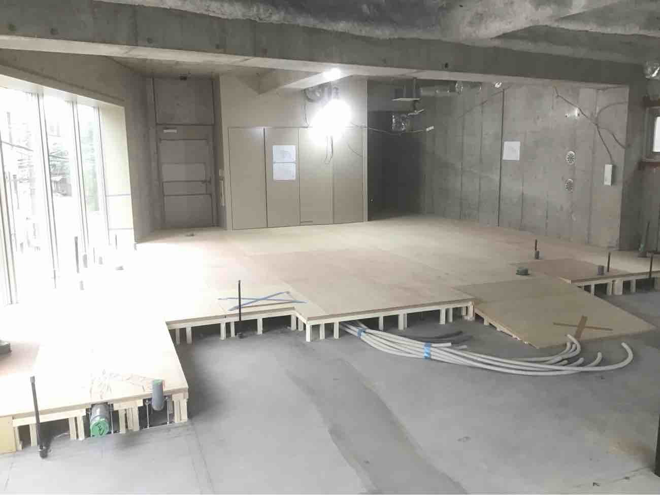 東京都新宿区にてクリニックの置床工事を行いました。乾式二重床