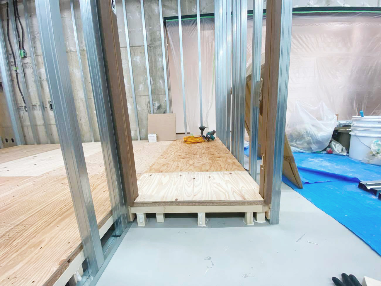 東京都板橋区にて店舗の置床工事を行いました。乾式二重床