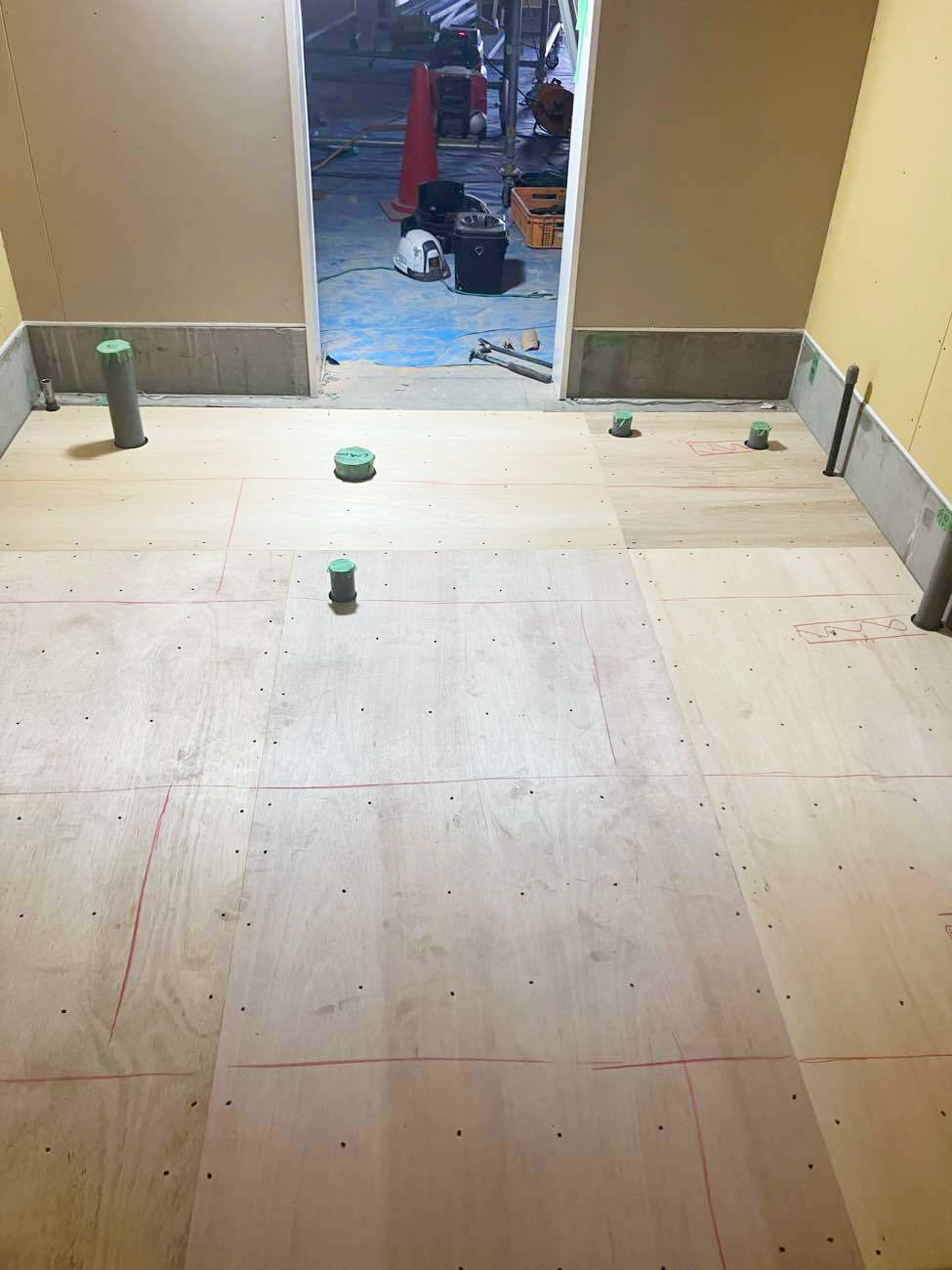 神奈川県平塚市にてオフィスの置床工事を行いました。乾式二重床