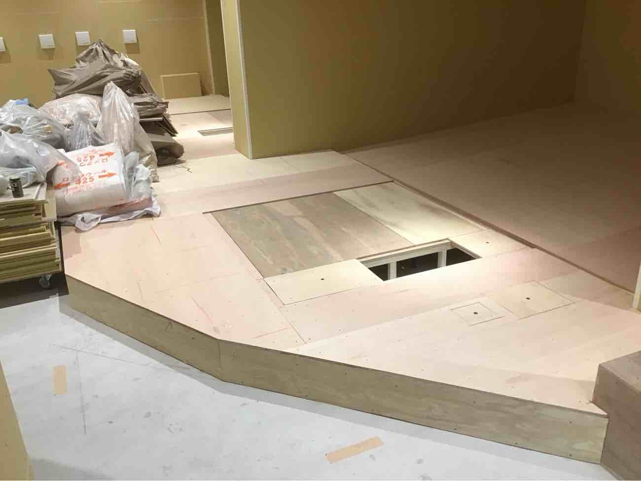 千葉県千葉市稲毛区にてシミュレーションゴルフ店舗の置床工事を行いました。乾式二重床
