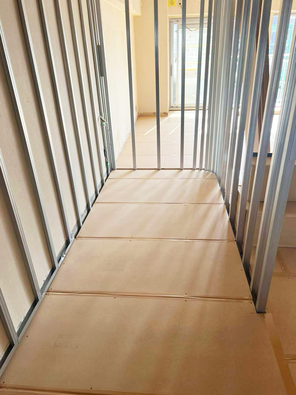 横浜市西区にてマンション1日置床工事を行いました。乾式二重床