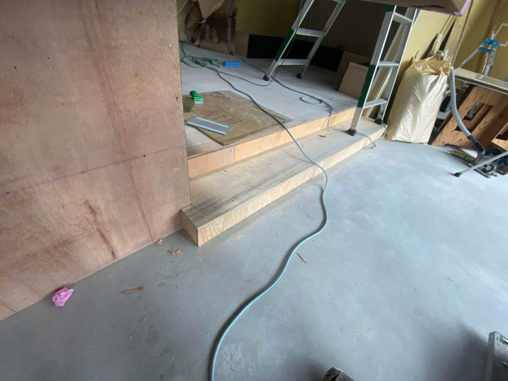 横浜市戸塚区にて店舗の置床工事を行いました。乾式二重床