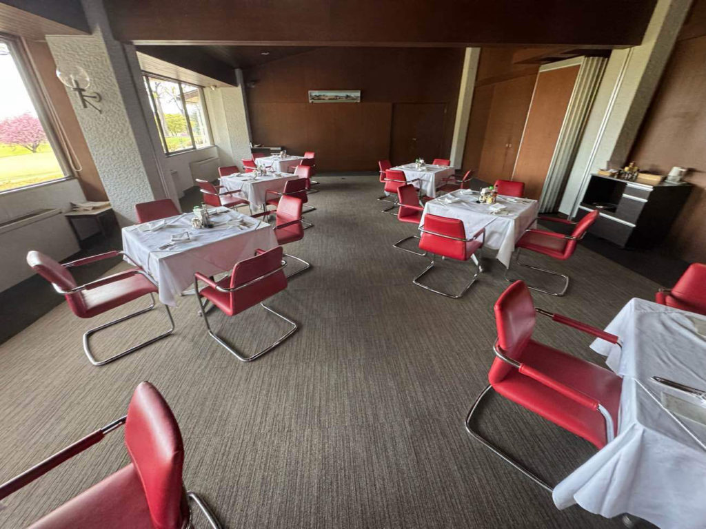 横浜市旭区にてタイルカーペット工事を行いました。カントリークラブ