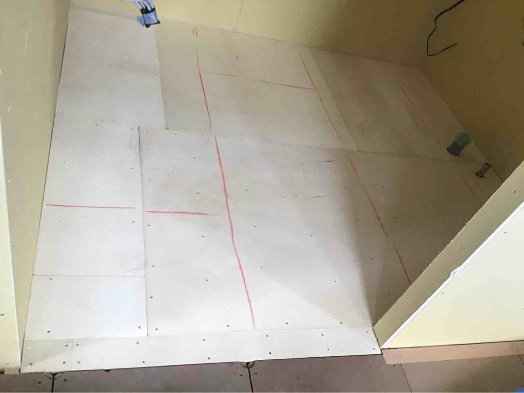 千葉県木更津市にて店舗のOAフロア・置床工事を行いました。低床プラ束・乾式二重床