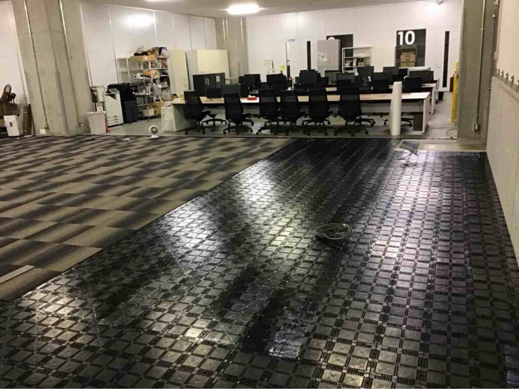 東京都大田区にてオフィスのOAフロア工事を行いました。ステップライン樹脂OA