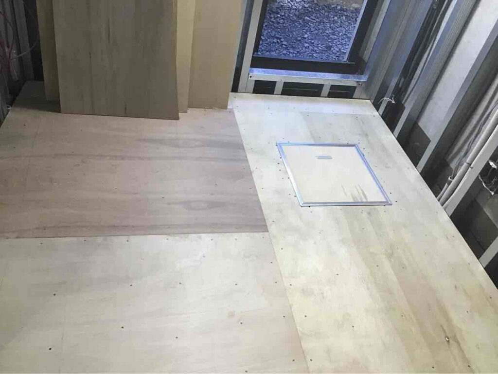 東京都新宿区にて店舗の置床工事を行いました。乾式二重床