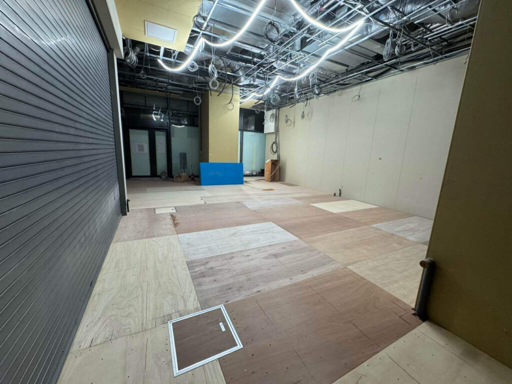 東京都江東区にてクリニックの夜間置床工事を行いました。乾式二重床