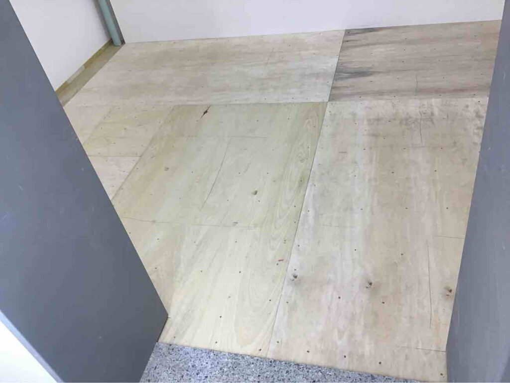 神奈川県小田原市にて大学の置床工事を行いました。乾式二重床