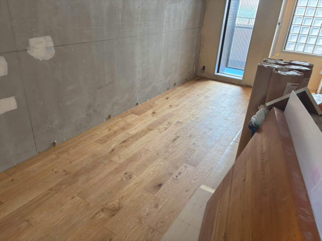 横浜市港北区のマンションにてフローリング工事を行いました。小巾フロア