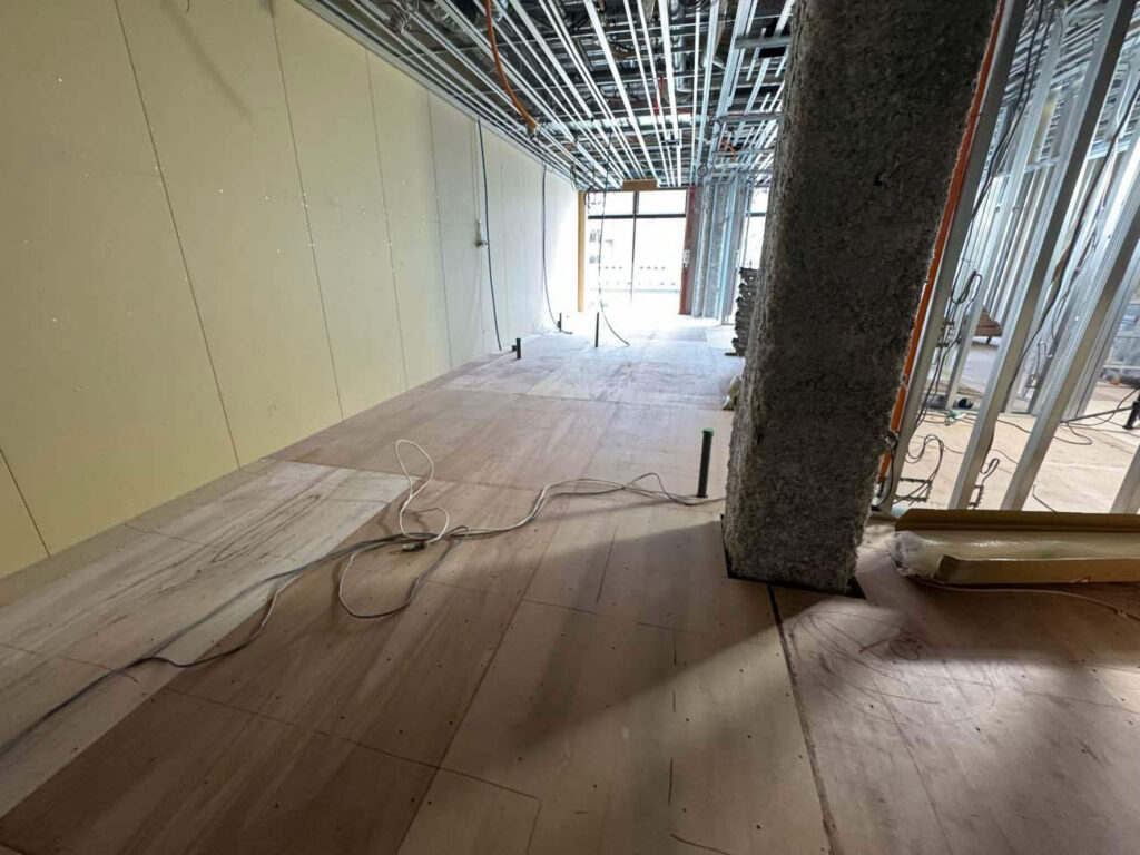 東京都西東京市にて店舗の置床工事を行いました。乾式二重床