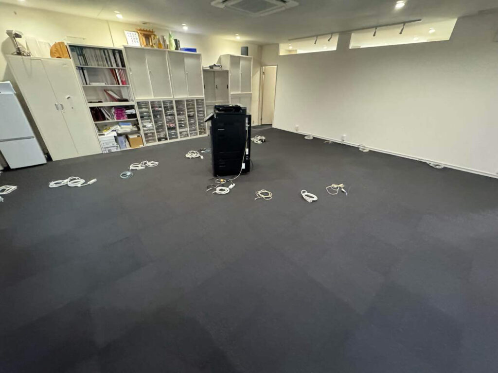 埼玉県さいたま市中央区にて事務所のタイルカーペット工事を行いました。ピットTN30