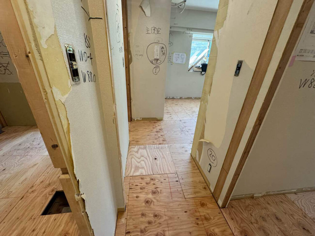東京都世田谷区にてマンションの置床工事を行いました。乾式二重床