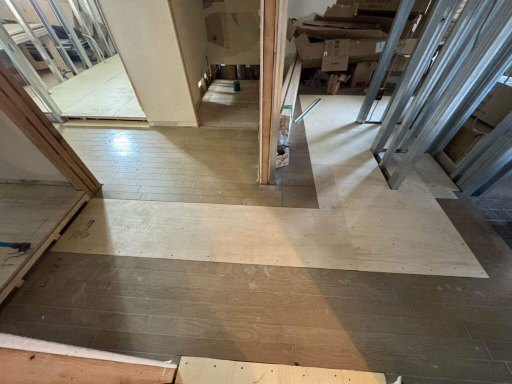 東京都北区にてマンション置床工事を行いました。パーチクルボード・プラ束