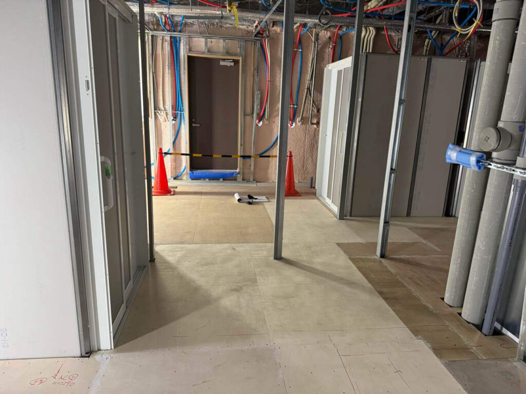 東京都足立区にて施設の置床工事を行いました。乾式二重床