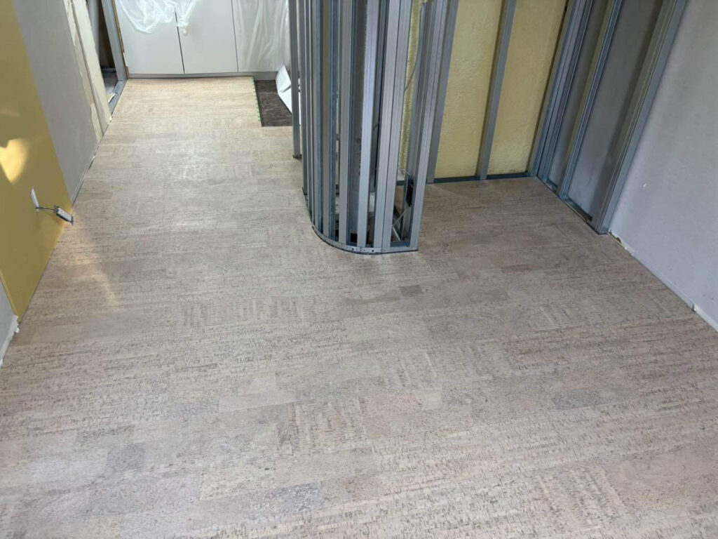 東京都渋谷区にてマンションのフローリング工事を行いました。乾式二重床＋コルクフロア