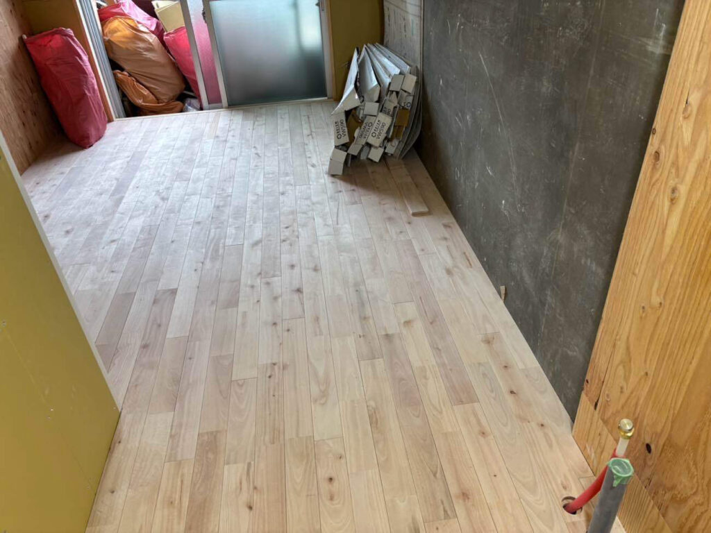 東京都大田区にてマンションのフローリング工事を行いました。乾式二重床+小巾フロア