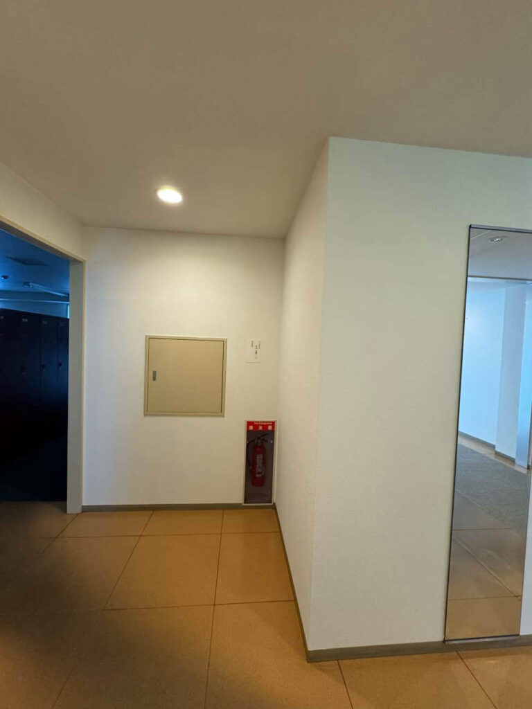 横浜市旭区にてカントリークラブのクロス張替え工事を行いました。