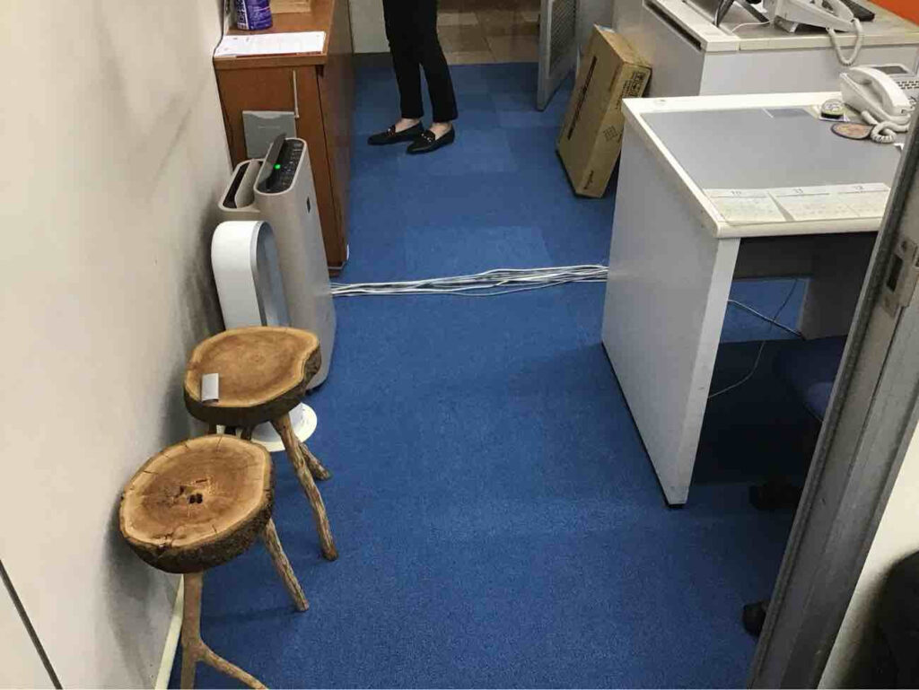 神奈川県藤沢市にて店舗のタイルカーペット張替え工事を行いました。TAJIMA製品