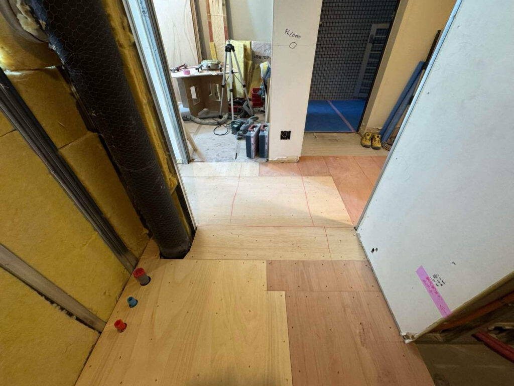 東京都新宿区にてマンション内装工事に伴い置床工事を行いました。