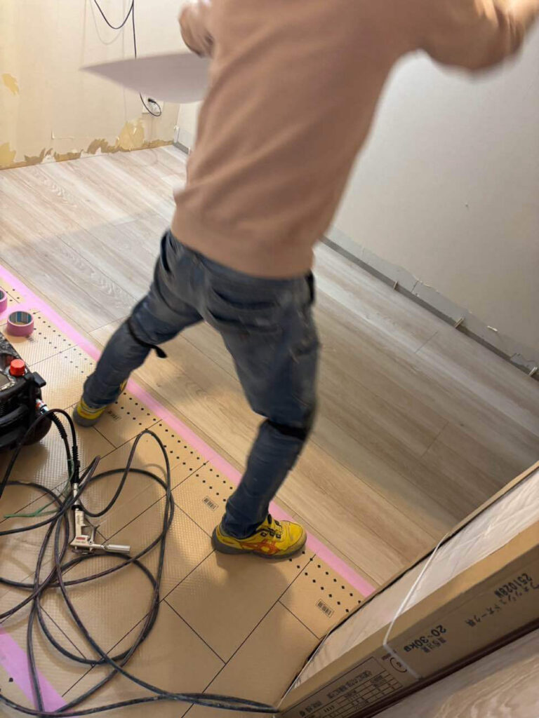 東京都新宿区にてマンション置床工事に伴いフローリング付帯工事を行いました。１×６フロア