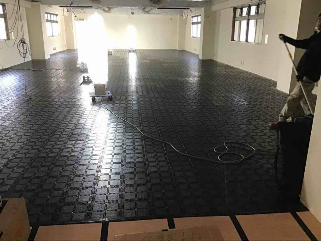 東京都文京区にてオフィスの置敷樹脂OA工事を行いました。ステップラインOABF50