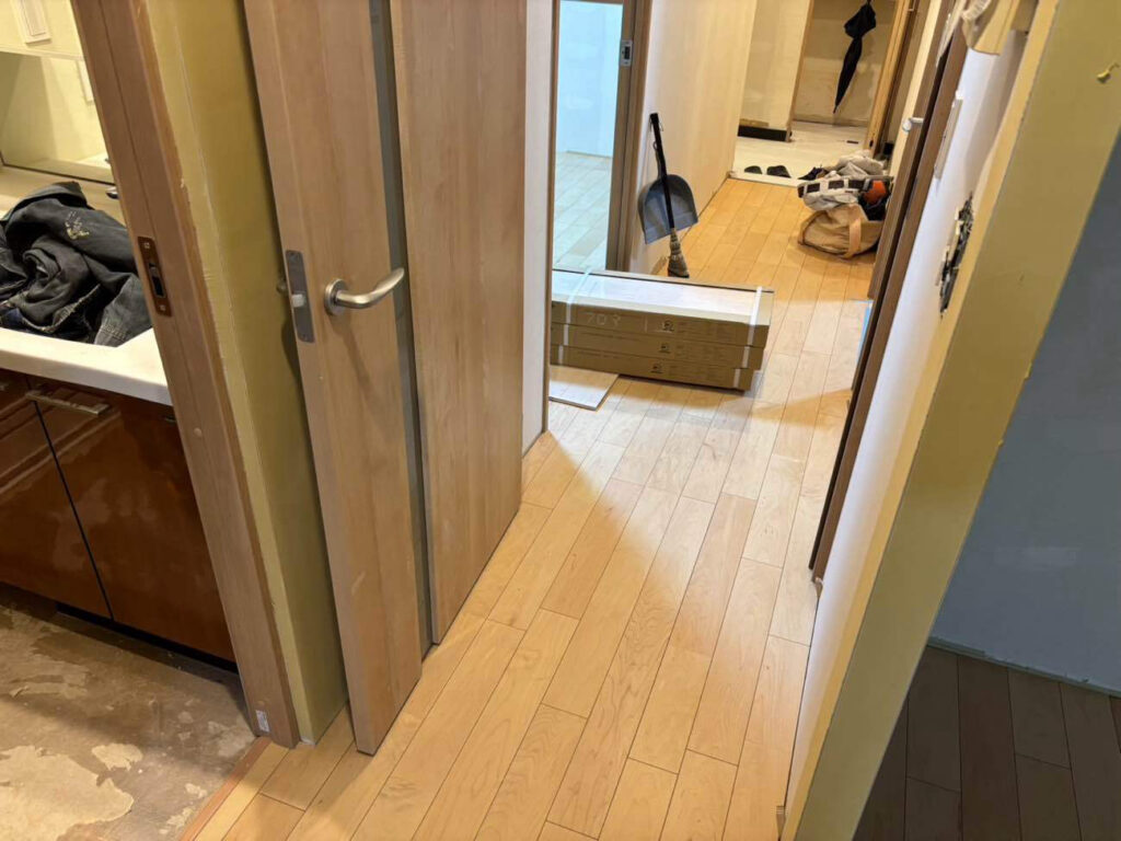 神奈川県平塚市にてマンションのフローリング工事を行いました。直貼りフローリング