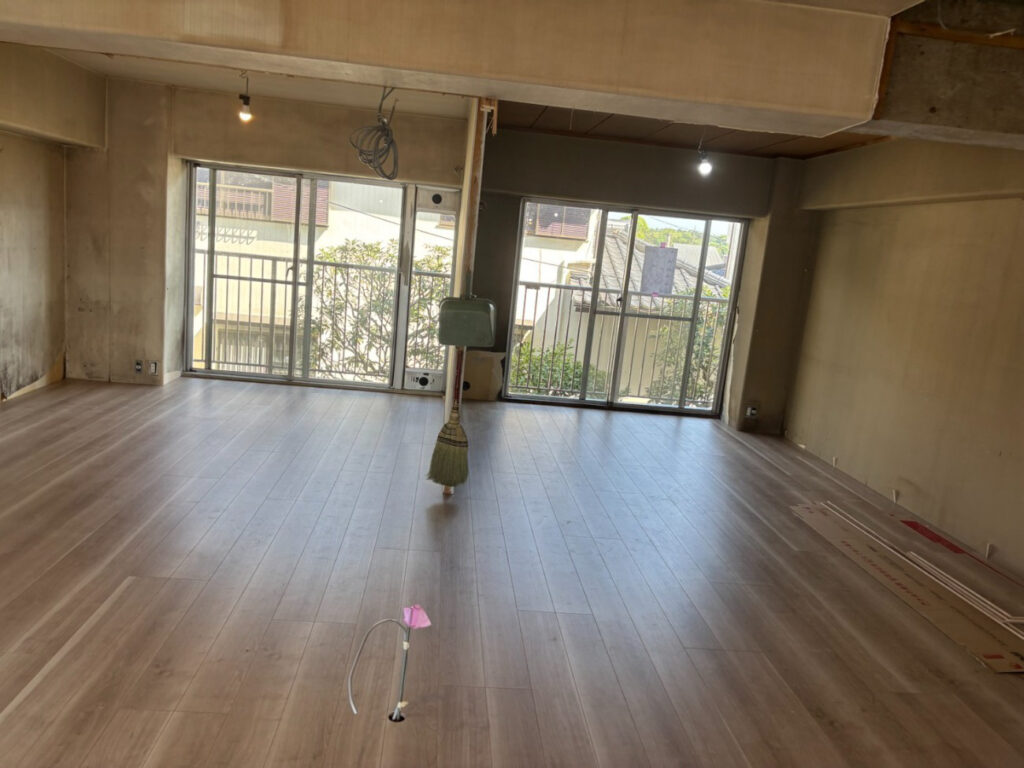 神奈川県藤沢市にてマンションのフローリング施工(置床付帯)1×6フロア