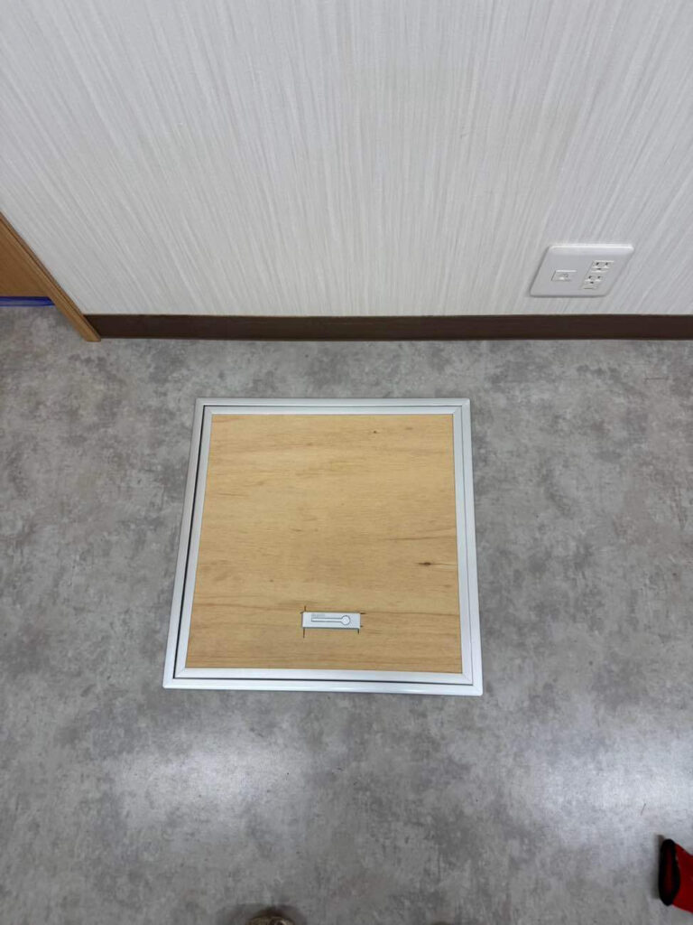 埼玉県新座市にてクリニックの床に点検口取付工事を行いました。